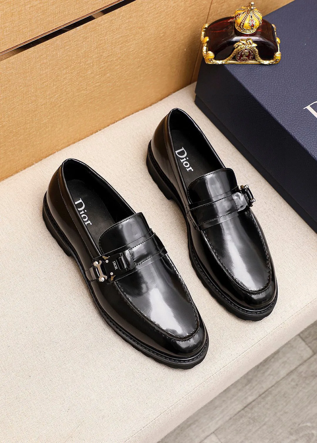 Men's shoes 💰460 💐 Product trademark: Dior "Dior" casual leather shoes Regular size: 39-44 (38.45🉑️customized) Product materials: Selected Italian imported first-layer open-edge beaded cowhide upper + classic hardware buckle, imported water-dyed cowhide lining. Strong three-dimensional visual effect, foam outsole Color: 2⃣️colors available